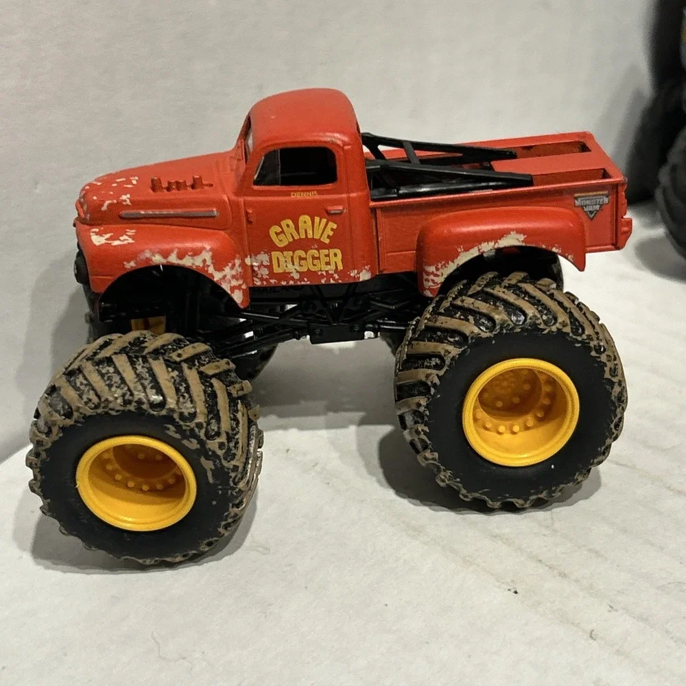 Red Grave‎ Digger Monster Jam Hot Wheels Truck 1/64 Diecast Metal B3
